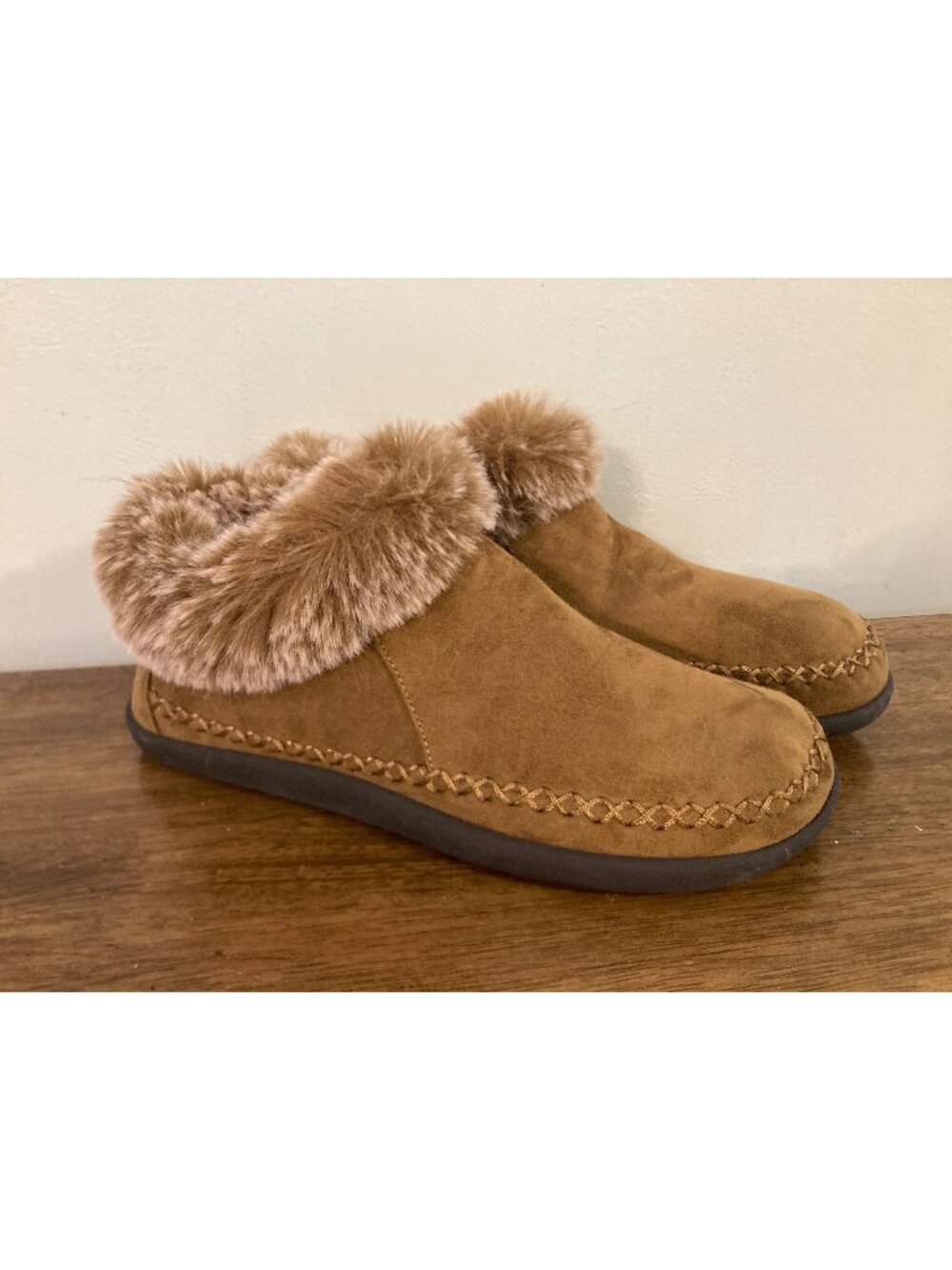 Magellan Outdoors Womens Faux Fur-Lined Moccasin Slippers Size 7 Tan